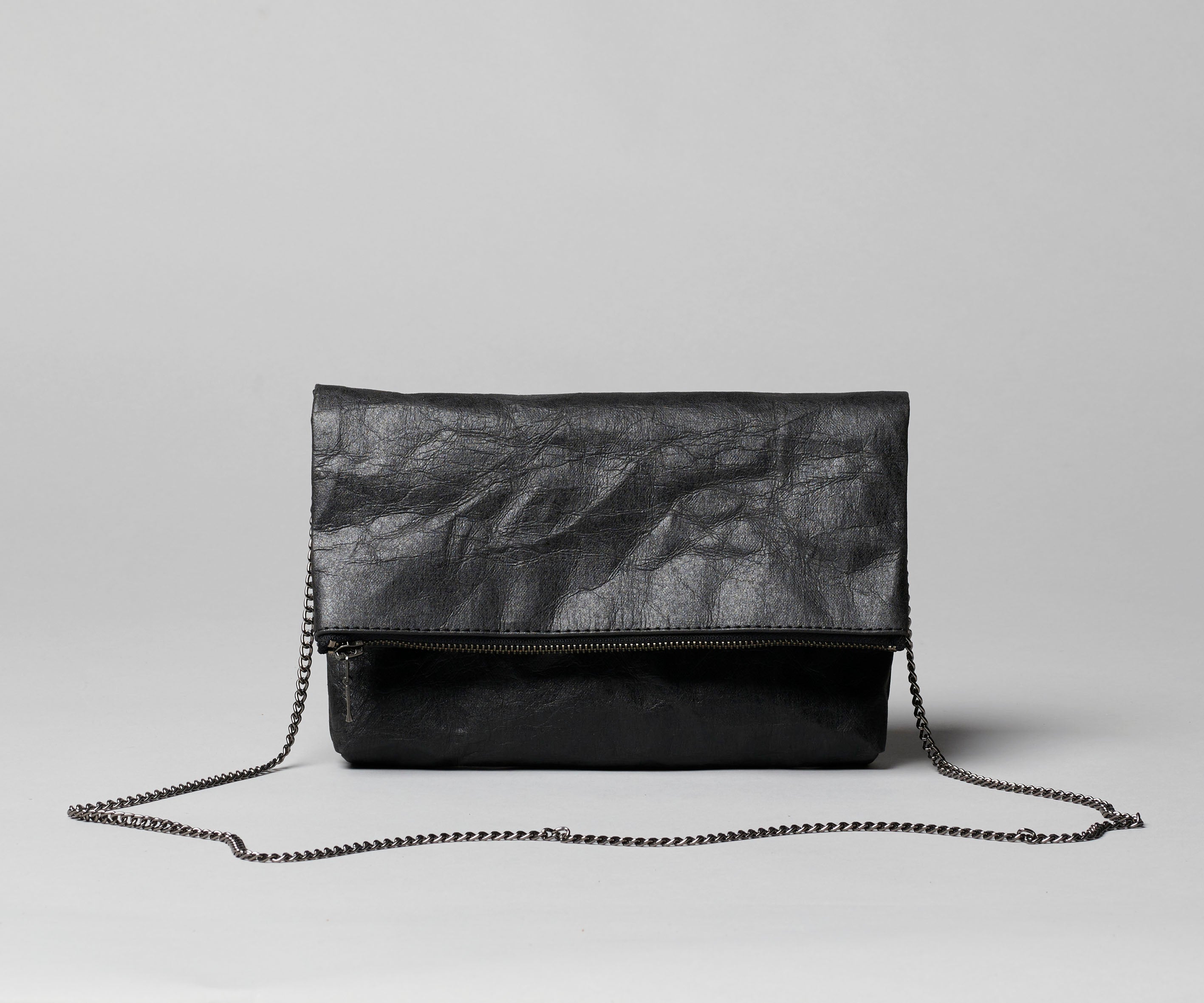 Langackerhäuslの2WAYバッグFolded Clutch（フォールデッド・クラッチ）。タフタの裏地を採用し、チェーンを付ければショルダー、外せばクラッチとして使える、亜鉛色、炭色、嵐空色のオーストリア製ハンドメイドバッグ。