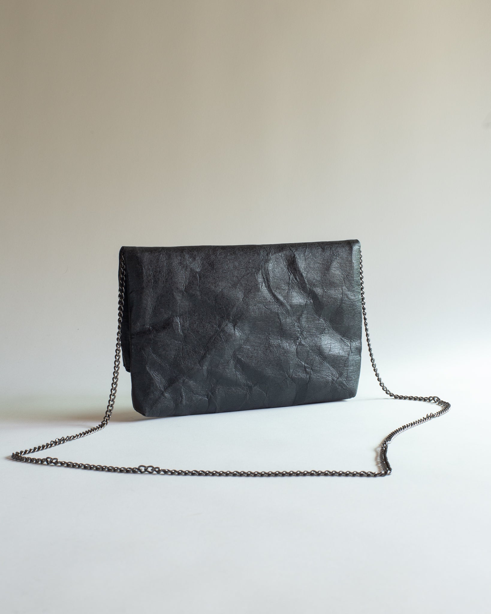 Langackerhäuslの2WAYバッグFolded Clutch（フォールデッド・クラッチ）。タフタの裏地を採用し、チェーンを付ければショルダー、外せばクラッチとして使える、亜鉛色、炭色、嵐空色のオーストリア製ハンドメイドバッグ。