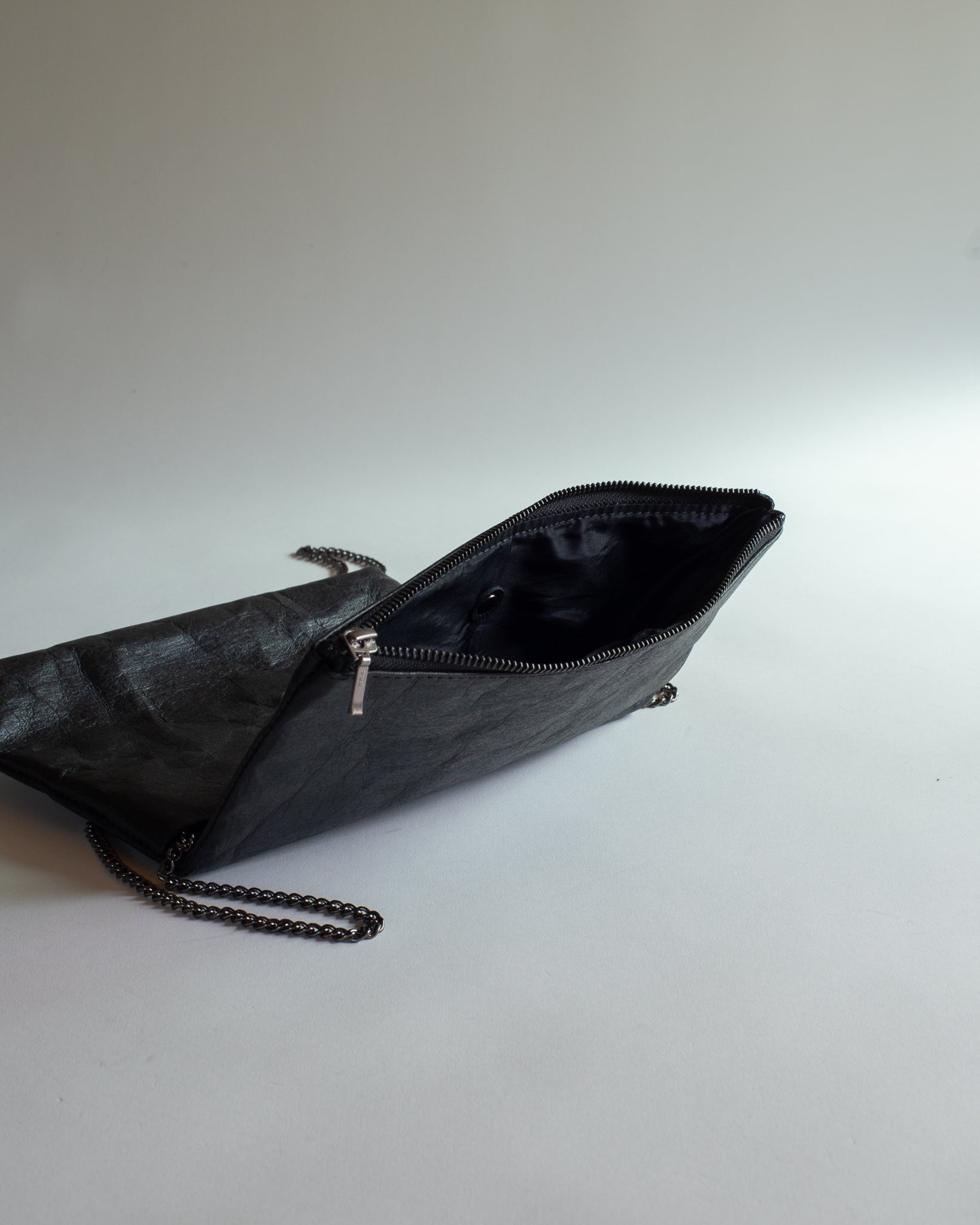 Langackerhäuslの2WAYバッグFolded Clutch（フォールデッド・クラッチ）。タフタの裏地を採用し、チェーンを付ければショルダー、外せばクラッチとして使える、亜鉛色、炭色、嵐空色のオーストリア製ハンドメイドバッグ。