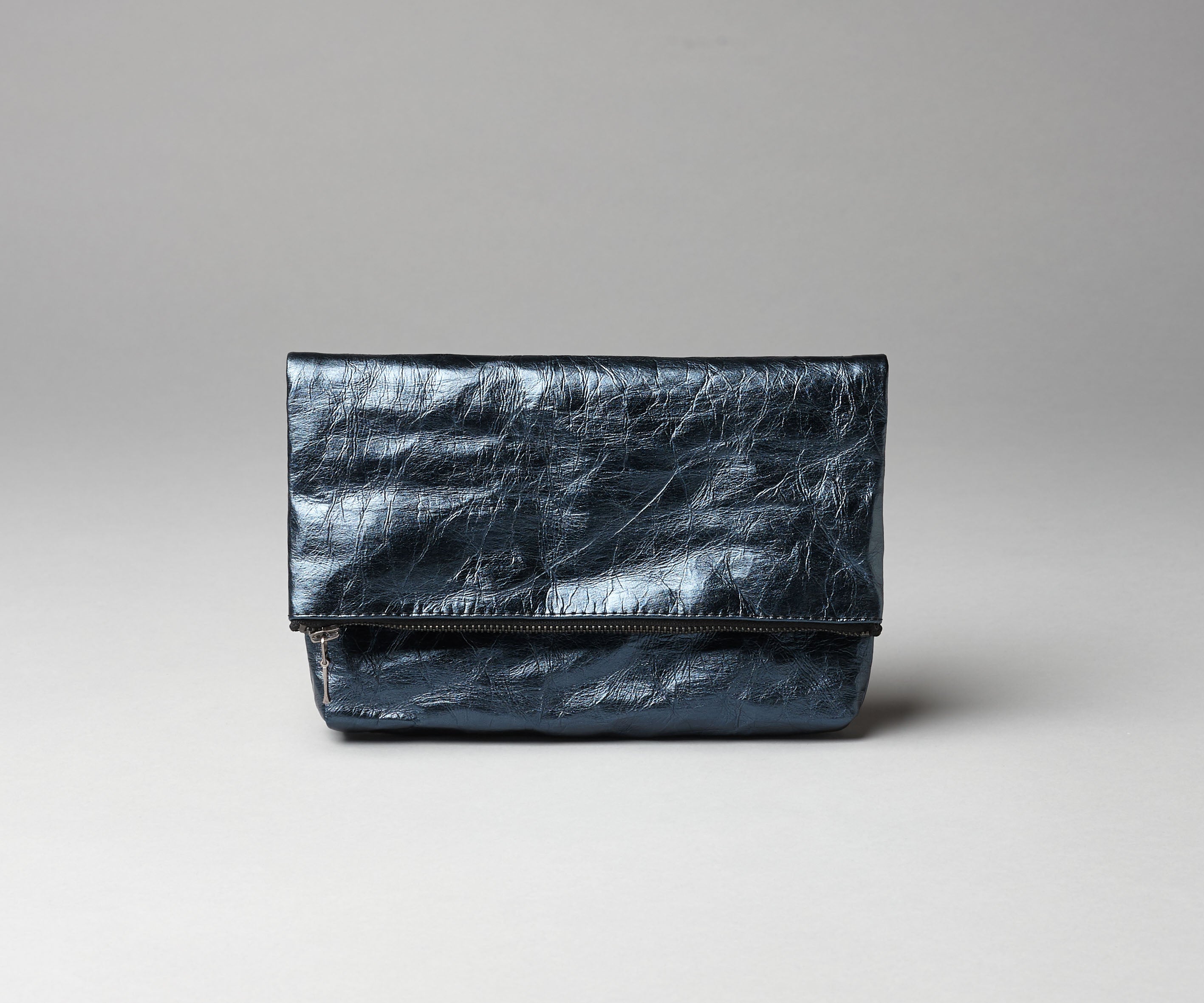 Langackerhäuslの2WAYバッグFolded Clutch（フォールデッド・クラッチ）。タフタの裏地を採用し、チェーンを付ければショルダー、外せばクラッチとして使える、亜鉛色、炭色、嵐空色のオーストリア製ハンドメイドバッグ。