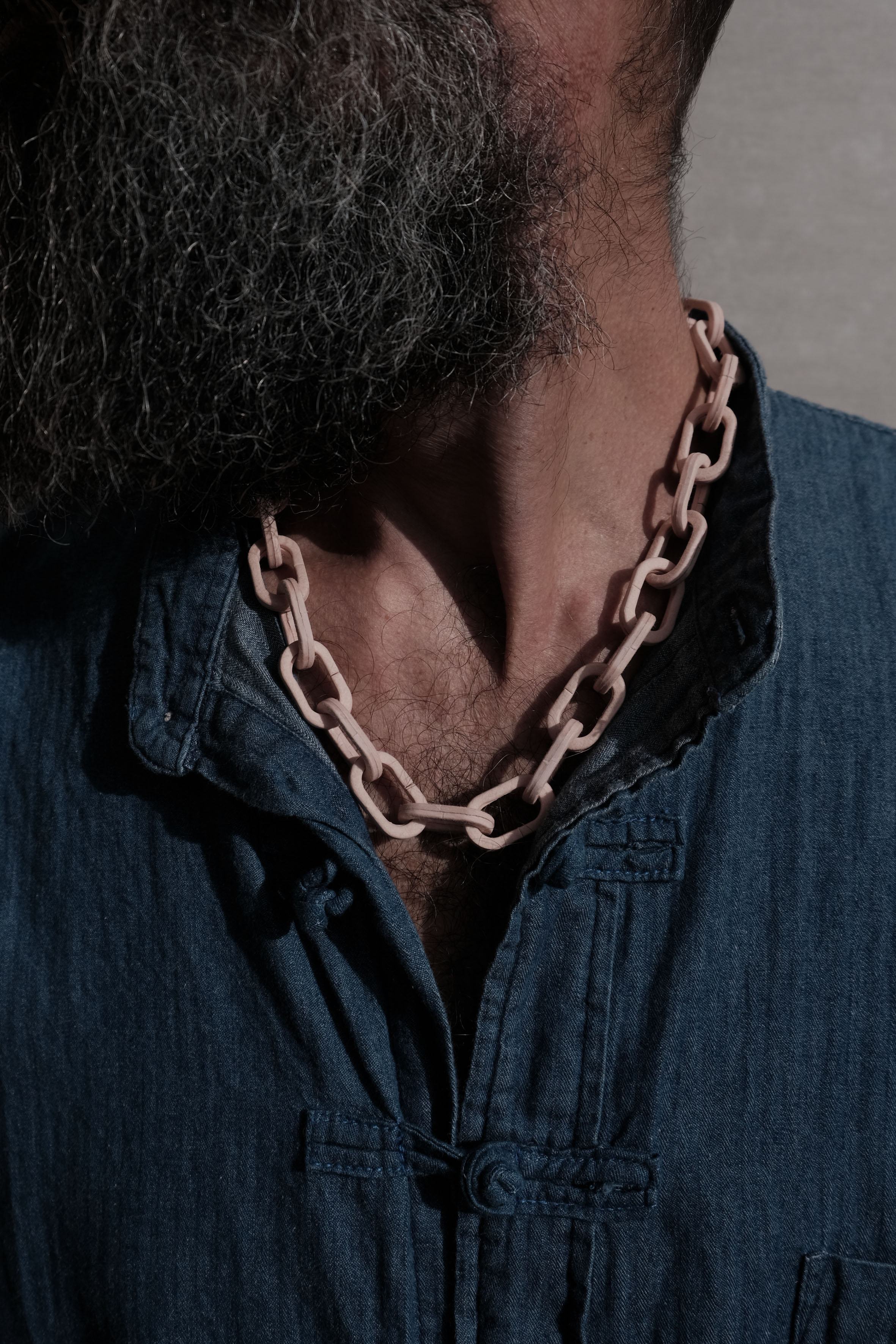 ユニークな ハンドメード デザイナーアーティストジュエリーネックレス KLUB - Linked Circles Wearable Art Necklace