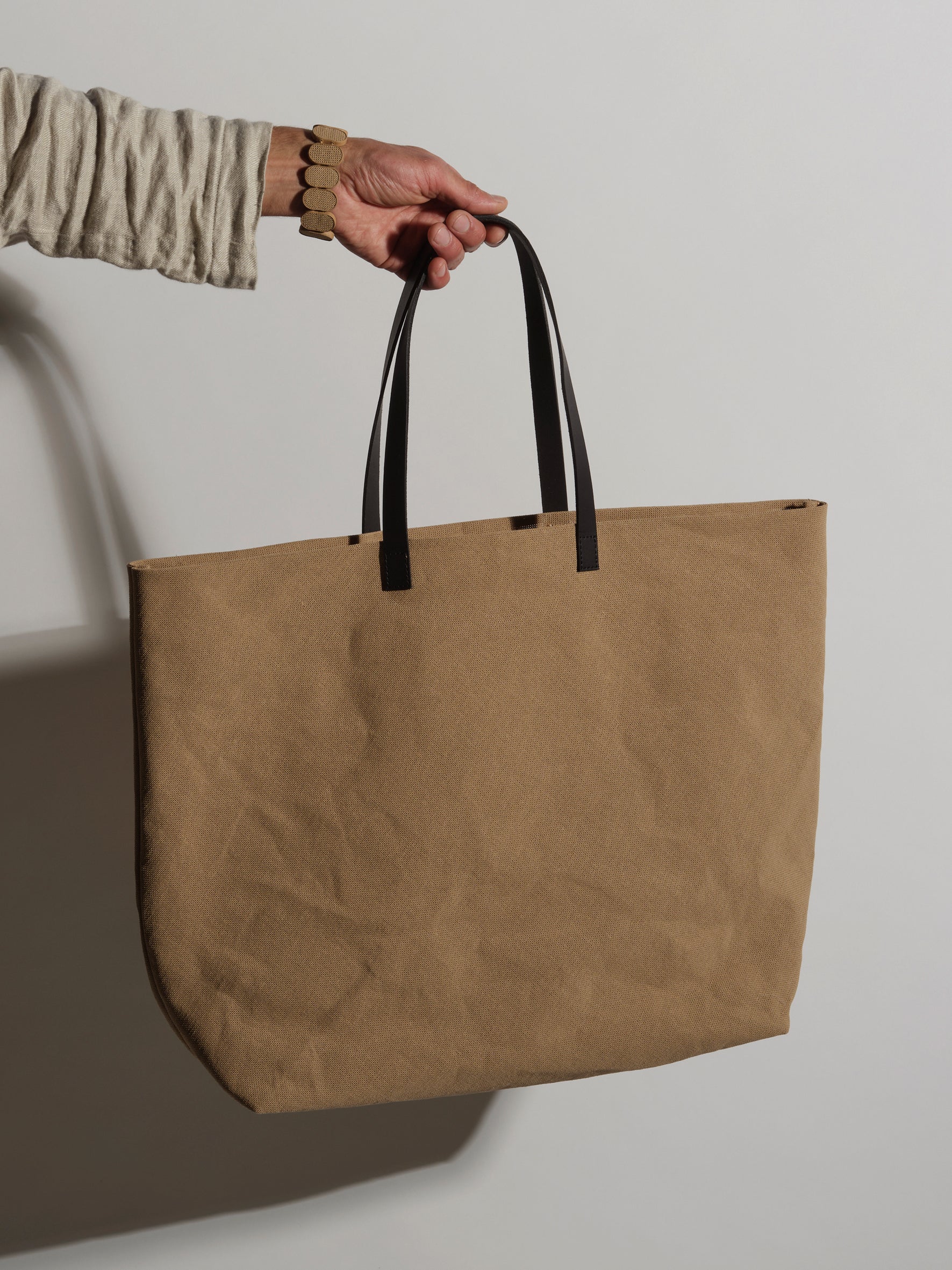 Papier Langackerhäuslの大型ハンドバッグMERCATO。水洗いしない二枚重ねのパナマ生地（セルロースペーパー糸）を使用した、A4ファイルやPCも収納可能なオーストリア製のハンドメイドトートバッグ。