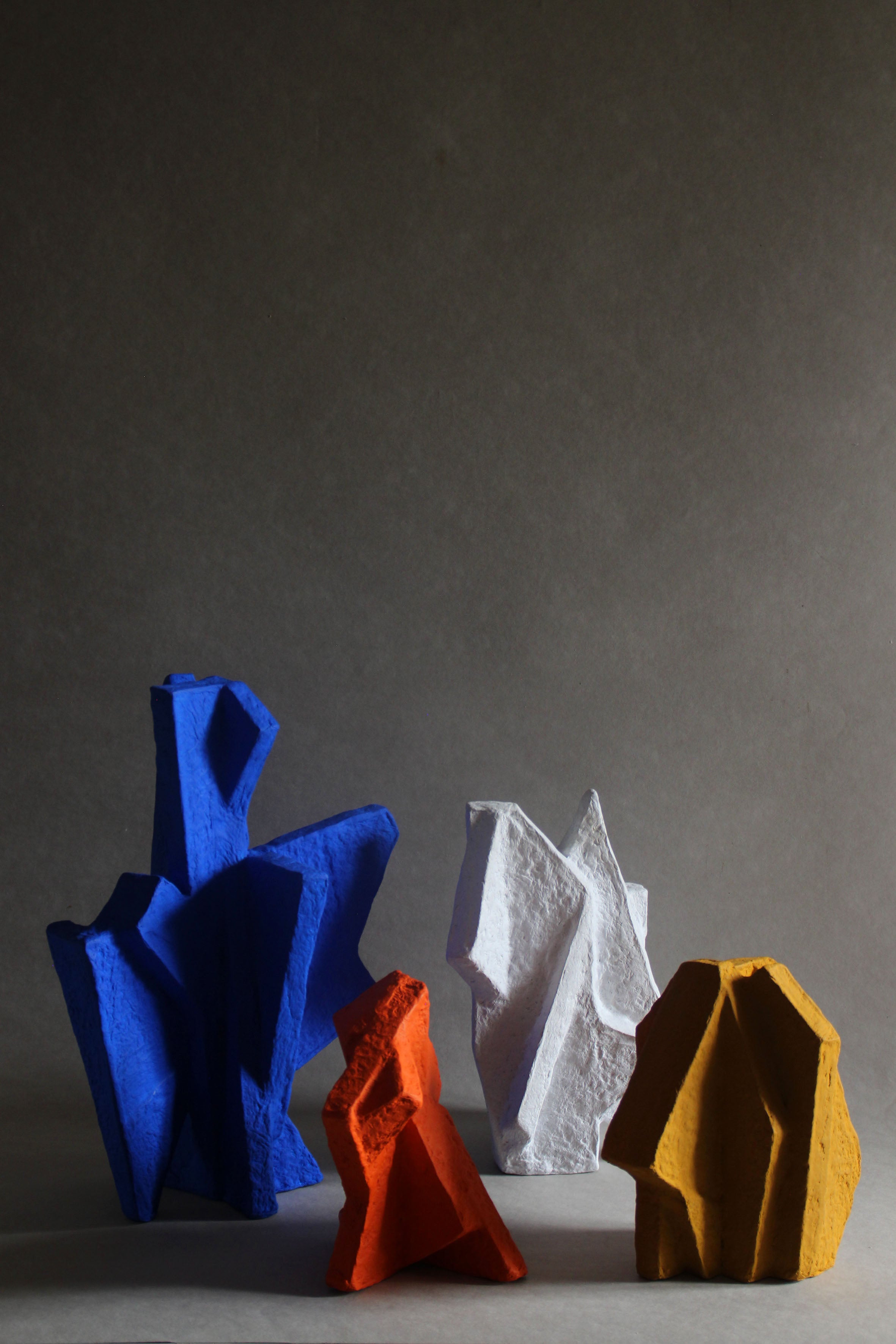 Langackerhäuslの幾何学オブジェParticle（パーティクル）。ハンドメイドペーパーを使用し、アクリルペイントで仕上げられた高さ約42cmのブルーカラーが美しいオーストリア製ハンドメイドの紙の彫刻。