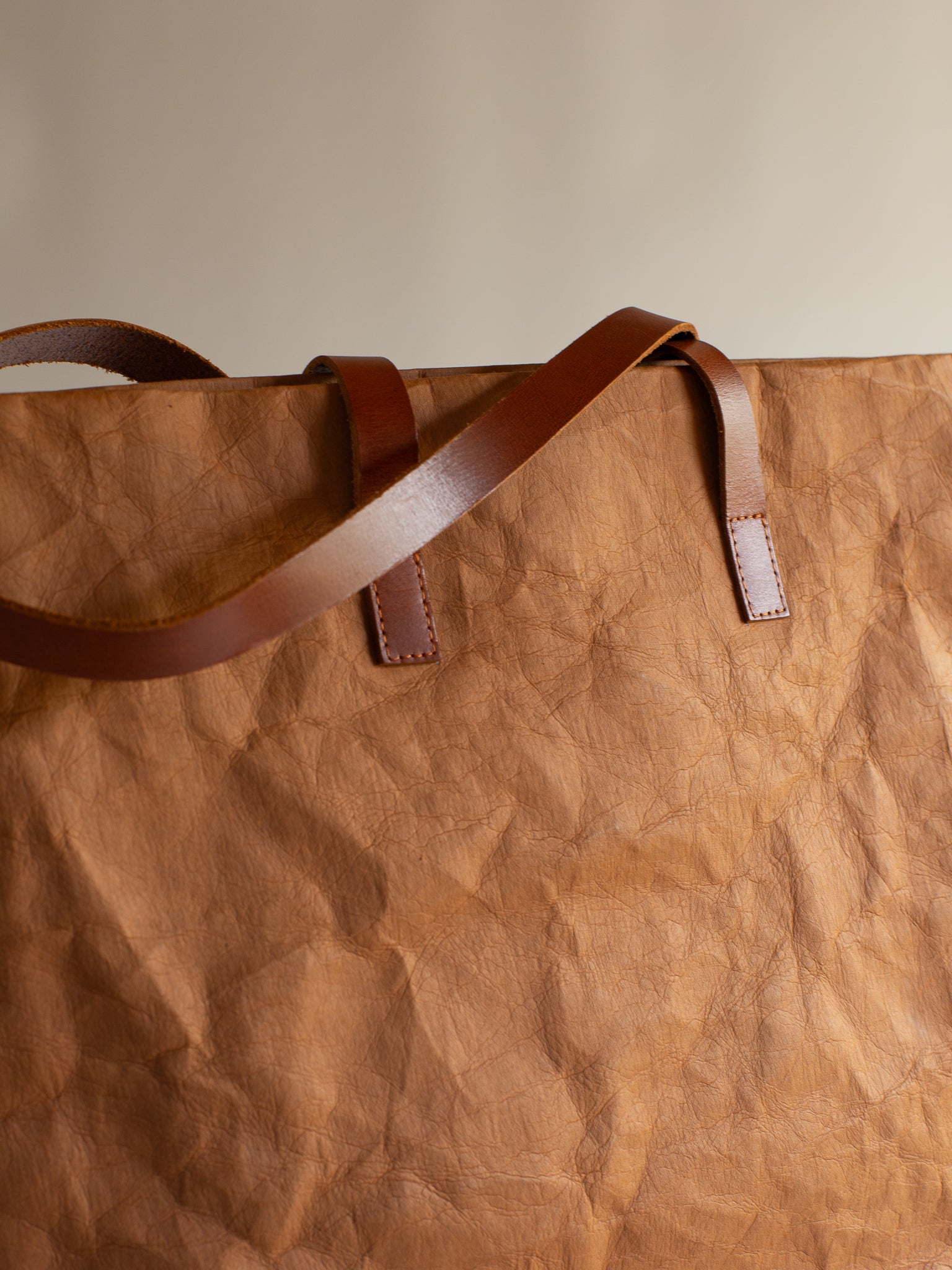 Langackerhäuslの草木染めビッグトートTRANSPORTER（トランスポーター）。タバックカラーの特殊加工紙とレザーストラップが調和する、圧倒的なサイズ感と軽さを両立したオーストリア製ハンドメイドバッグ。