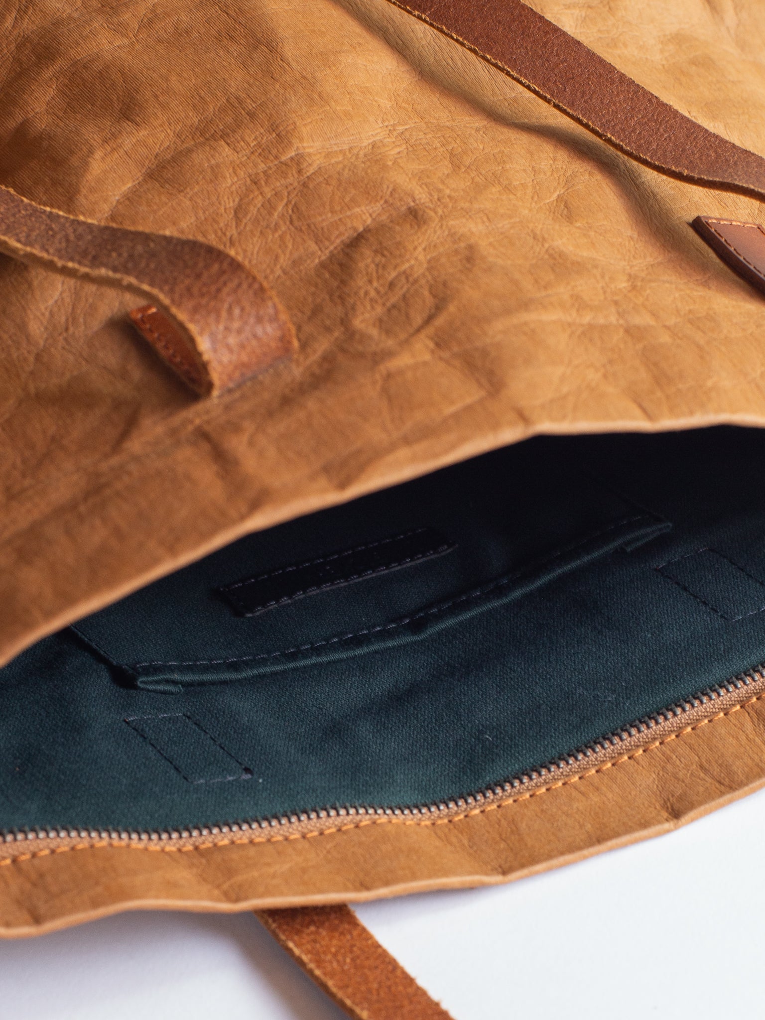 Langackerhäuslの草木染めビッグトートTRANSPORTER（トランスポーター）。タバックカラーの特殊加工紙とレザーストラップが調和する、圧倒的なサイズ感と軽さを両立したオーストリア製ハンドメイドバッグ。
