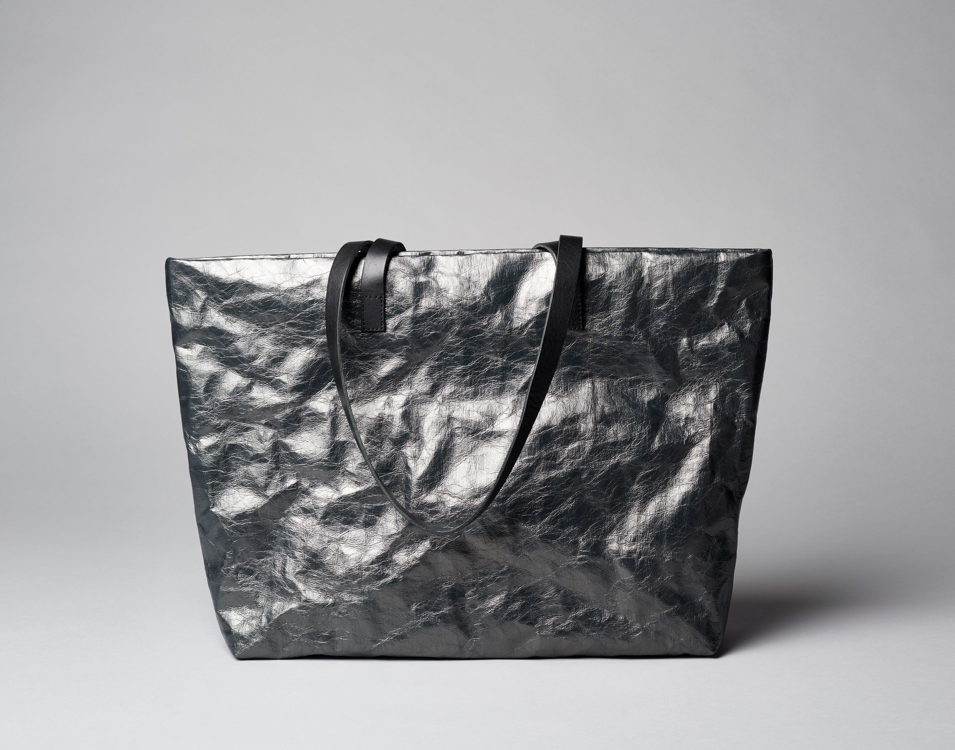 Langackerhäuslの大容量トートバッグTRANSPORTER（トランスポーター）Archive Model。56cmの横幅とレザーハンドルが特徴的な、オーストリア製ハンドメイドの特殊加工紙バッグ。