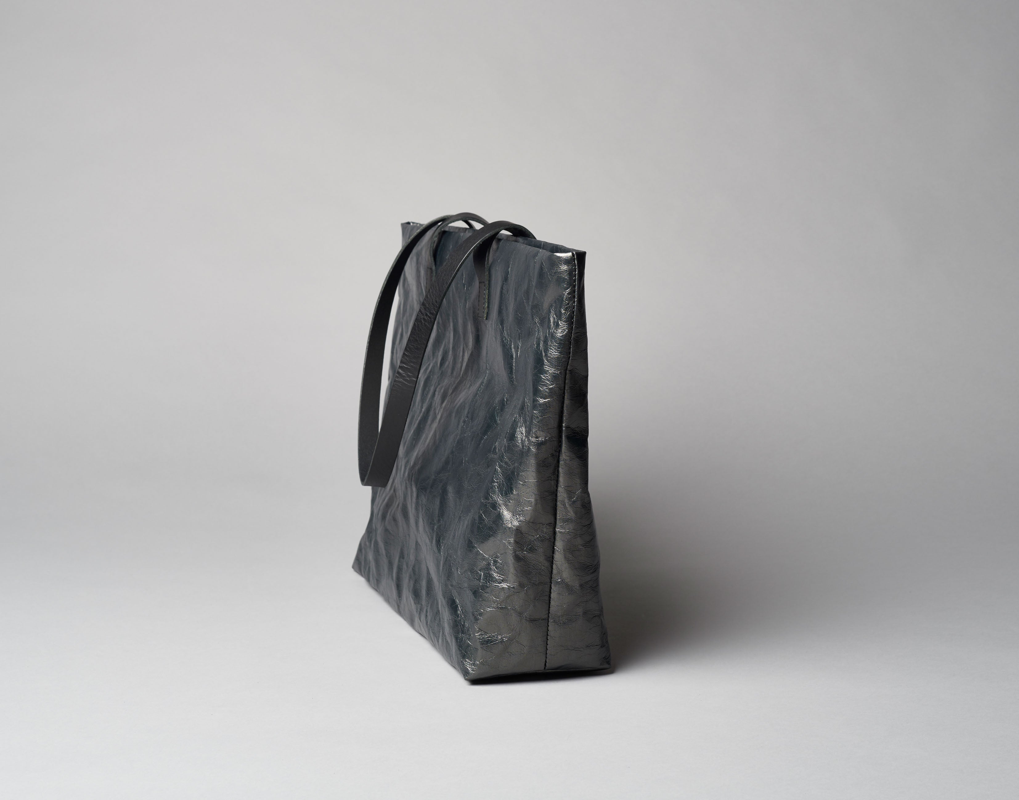 Langackerhäuslの大容量トートバッグTRANSPORTER（トランスポーター）Archive Model。56cmの横幅とレザーハンドルが特徴的な、オーストリア製ハンドメイドの特殊加工紙バッグ。