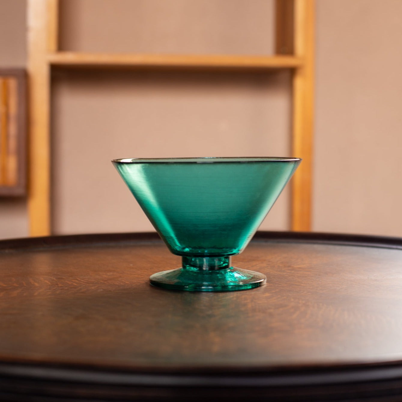 1970年代ドイツ製のヴィンテージ・ガラスコンポート。ブルーとグリーンの鮮やかな色彩にスモークが混ざった、シンプルかつ優美なフォルムの脚付きガラス器。