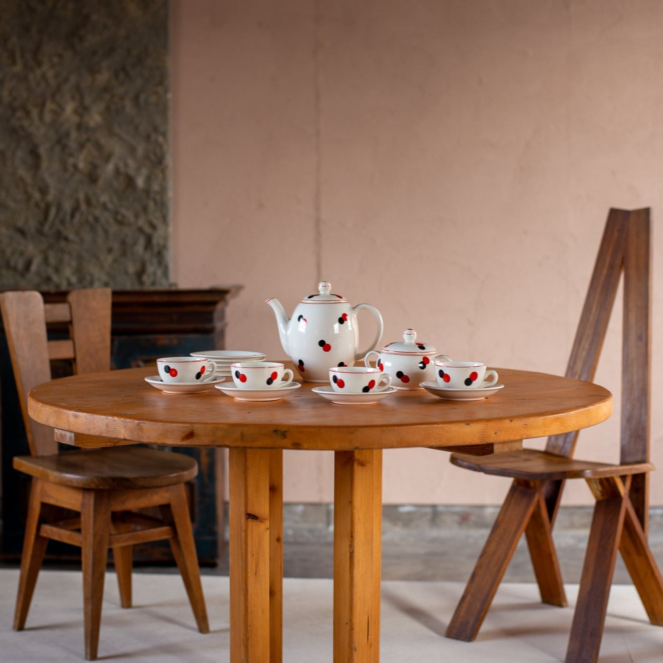 チェコスロバキアのDitmar Urbach社による、c.1930sのアンティーク・ティーサービスセット。赤と黒のドット模様が特徴的なティーポット、シュガーボウル、カップ＆ソーサーを含む、アール・デコ様式の陶器コレクション。