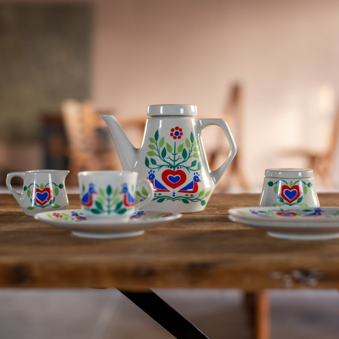 1970年代から80年代ドイツのDr. Oetker社製ヴィンテージ・ティーセット。鳥とハートのレトロなイラストが描かれたティーポット、シュガーポット、クリーマー、カップ、ソーサーのセット。