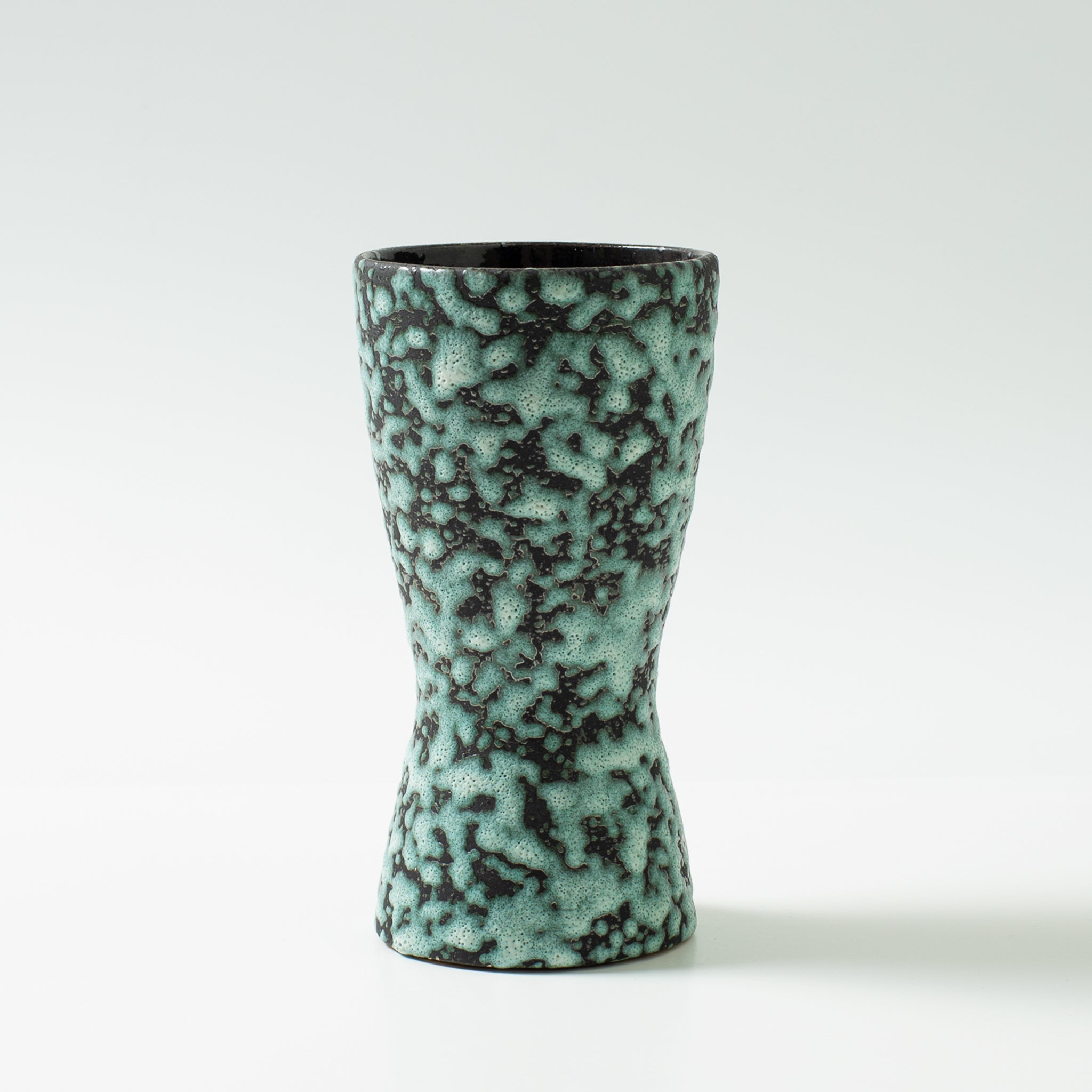 1950年代から60年代に西ドイツで製作されたヴィンテージ陶磁器「ファットラバ」。ターコイズグリーンの鮮やかな釉薬と、溶岩のような力強いテクスチャーが特徴的なフラワーベース。