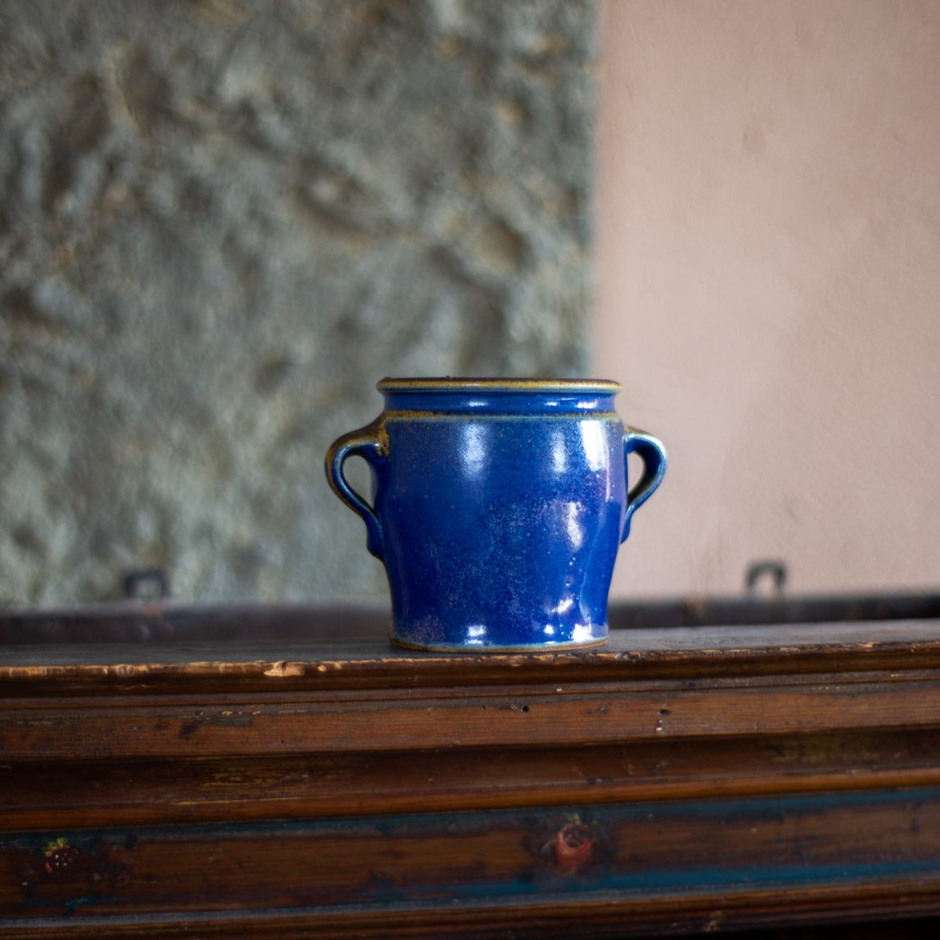 ドイツの陶芸家ヘルベルト・シュルツによって1970〜80年代に作られた、ハンドル付きのヴィンテージ・セラミックポット。ハニーブラウンとブルーの深い釉薬の色彩が特徴的な一点もの。