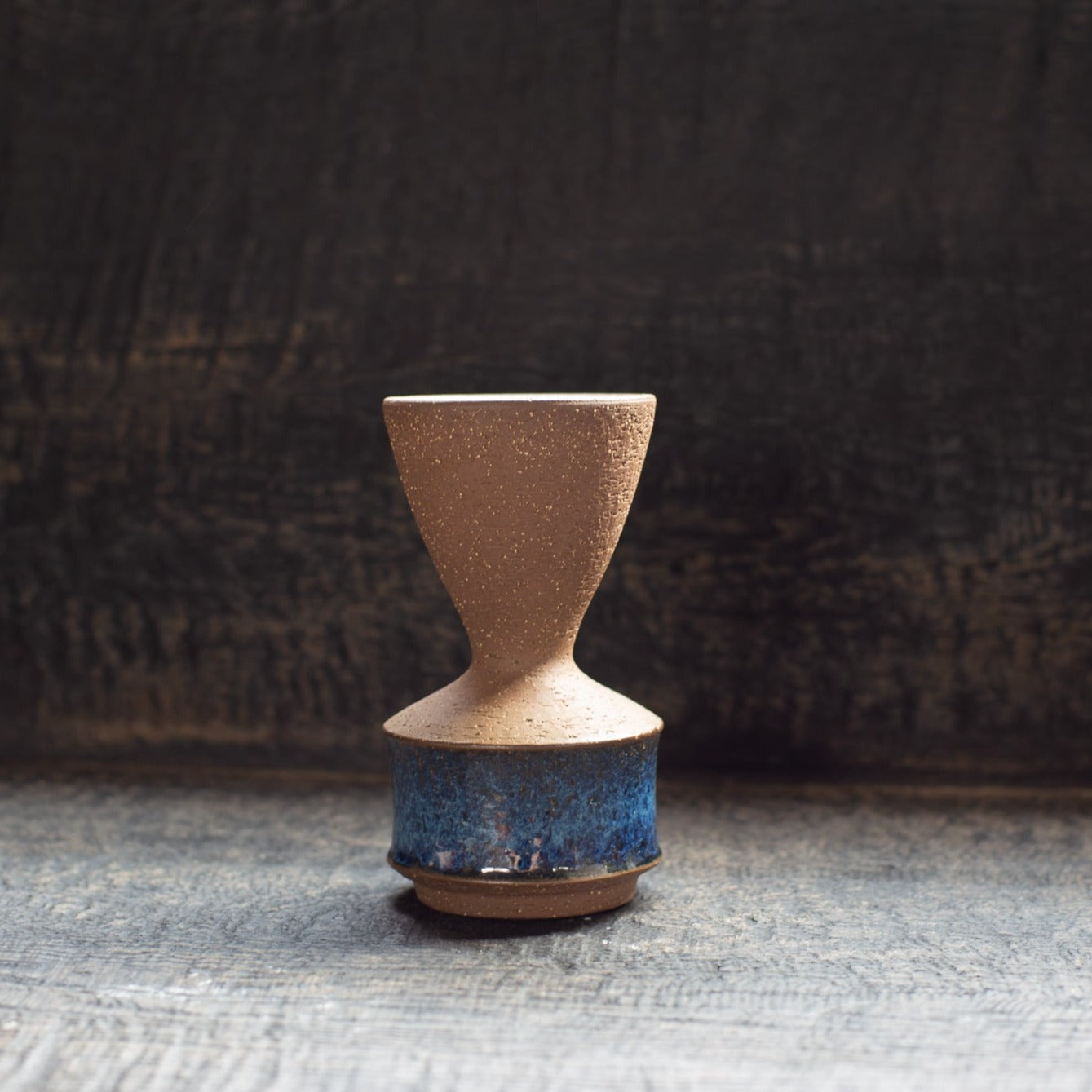 デンマークの名窯Michael Andersen & Sonによる、c.1960sのヴィンテージ陶器。ブルーの釉薬と土肌のコントラストが美しい、ミッドセンチュリー期を代表するフラワーベース。