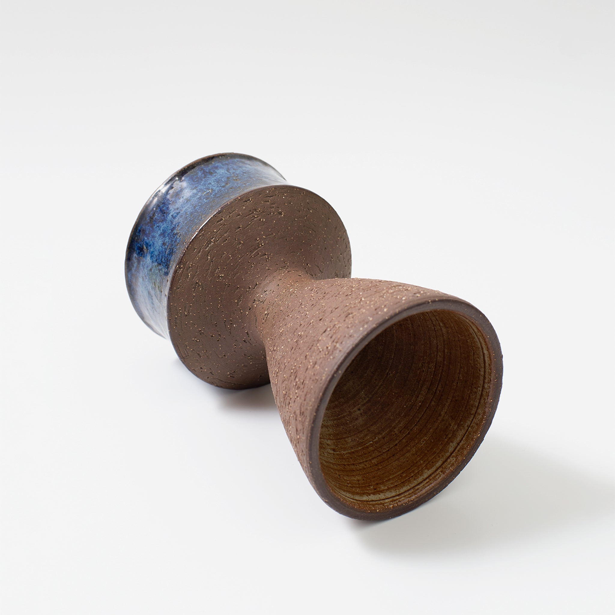 デンマークの名窯Michael Andersen & Sonによる、c.1960sのヴィンテージ陶器。ブルーの釉薬と土肌のコントラストが美しい、ミッドセンチュリー期を代表するフラワーベース。