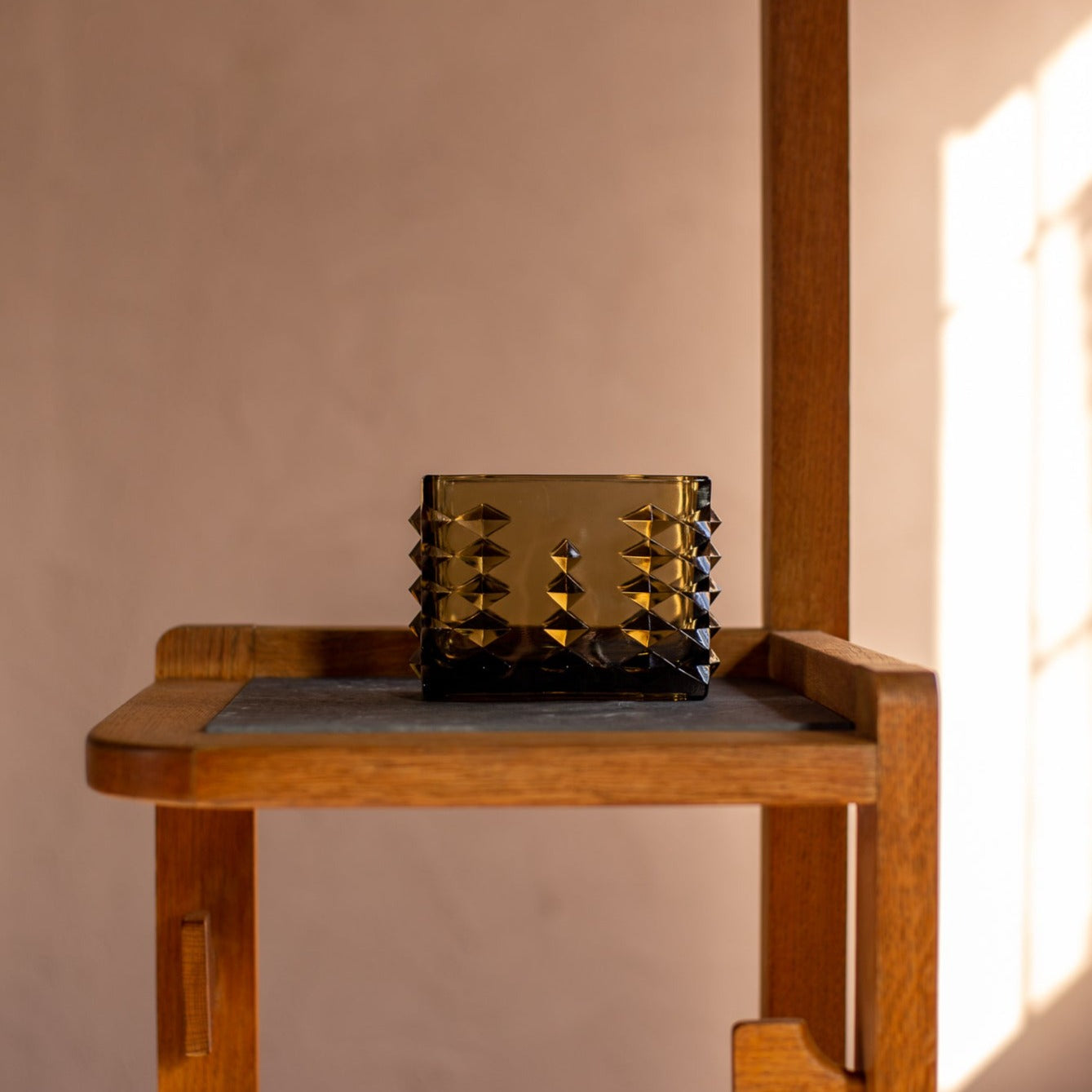 ドイツでc.1960s-1970sに製作された、菱形（ロンバス）のカッティングが特徴的なヴィンテージ・ガラスベース。重厚な素材感と幾何学的な突起が光を反射する、オブジェのような佇まいの花瓶。