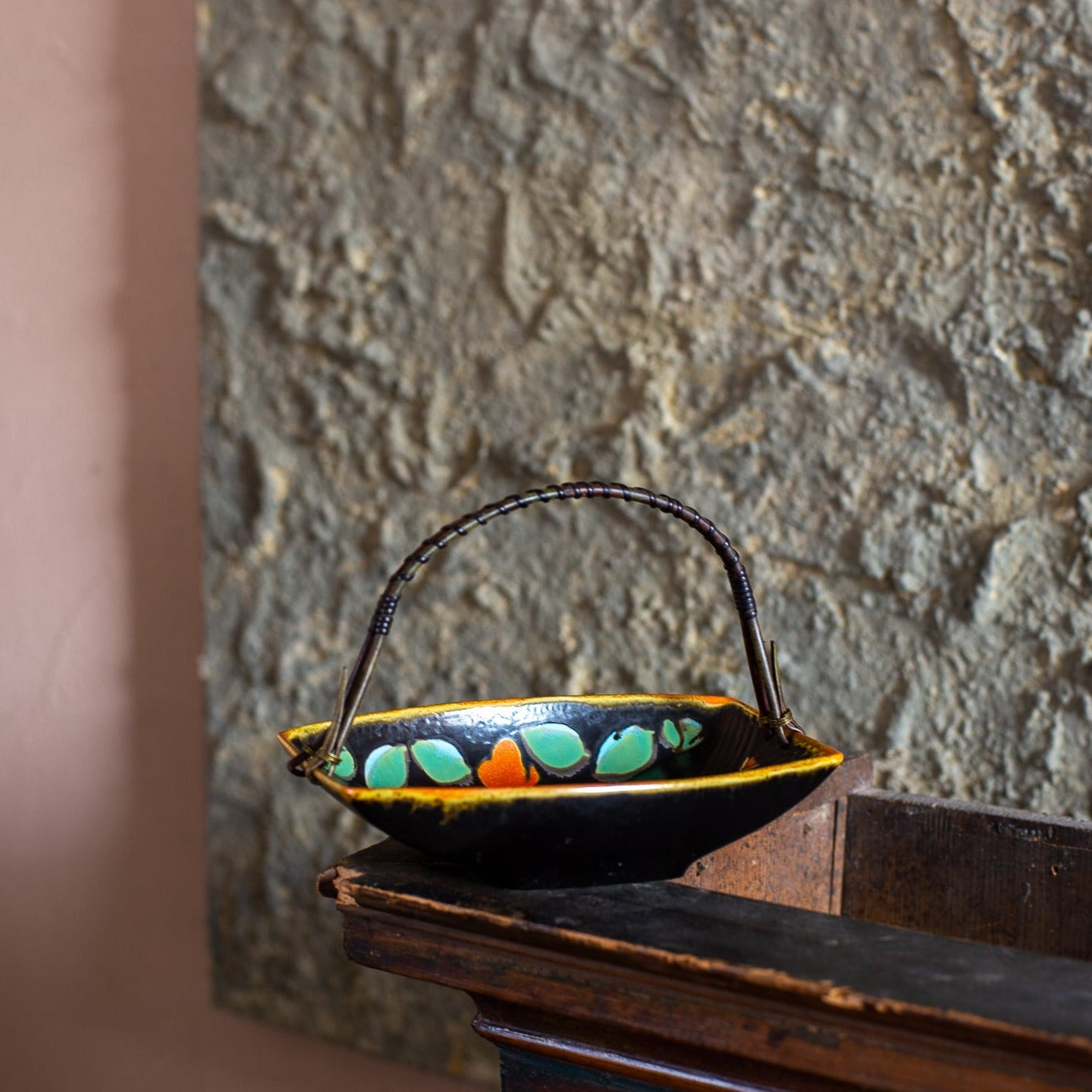 Villeroy & Boch社製のヴィンテージ・セラミックディッシュ。白い陶器のボウルに天然素材のバンブーハンドルが取り付けられた、ドイツ・ミッドセンチュリー期の優雅なデザイン。