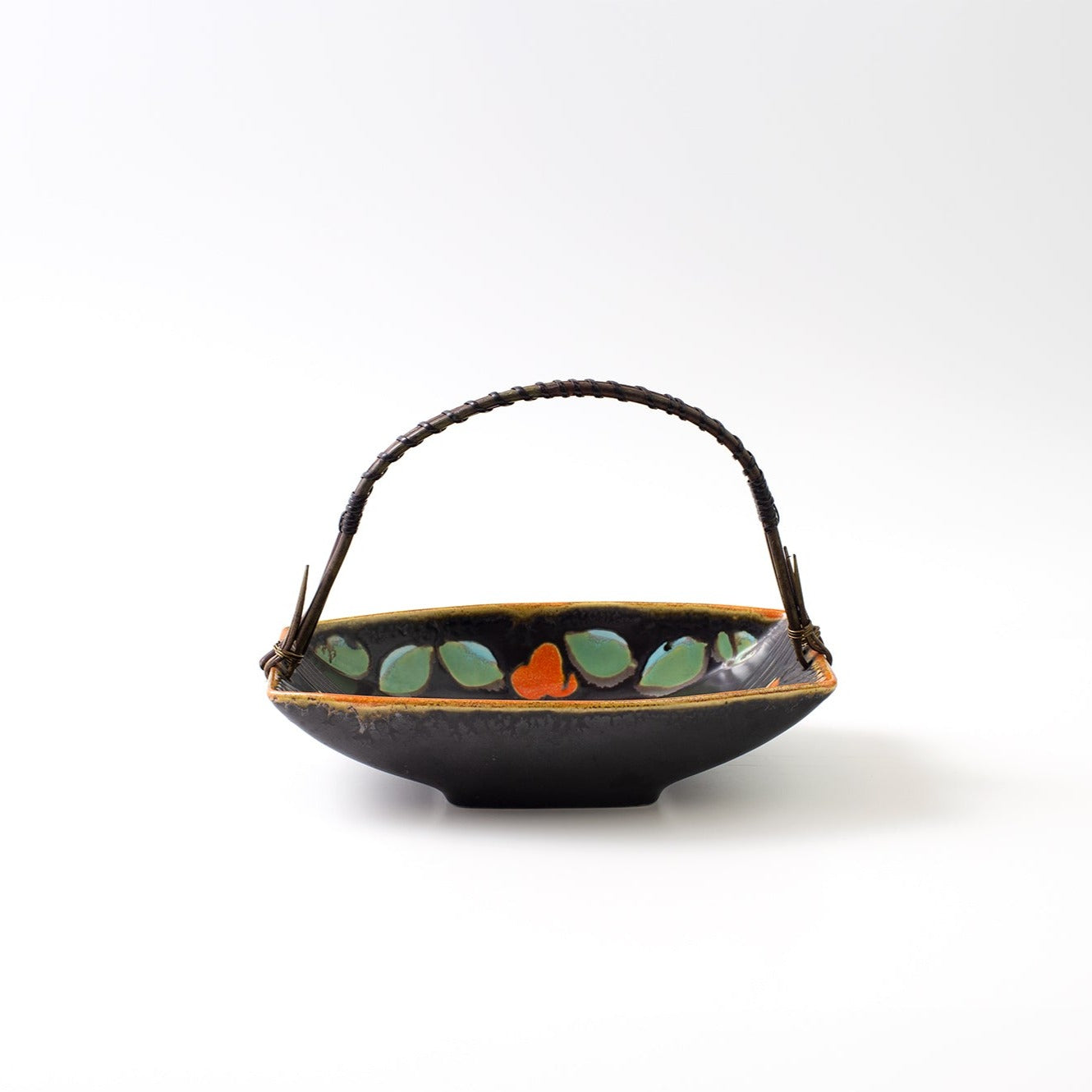 Villeroy & Boch社製のヴィンテージ・セラミックディッシュ。白い陶器のボウルに天然素材のバンブーハンドルが取り付けられた、ドイツ・ミッドセンチュリー期の優雅なデザイン。