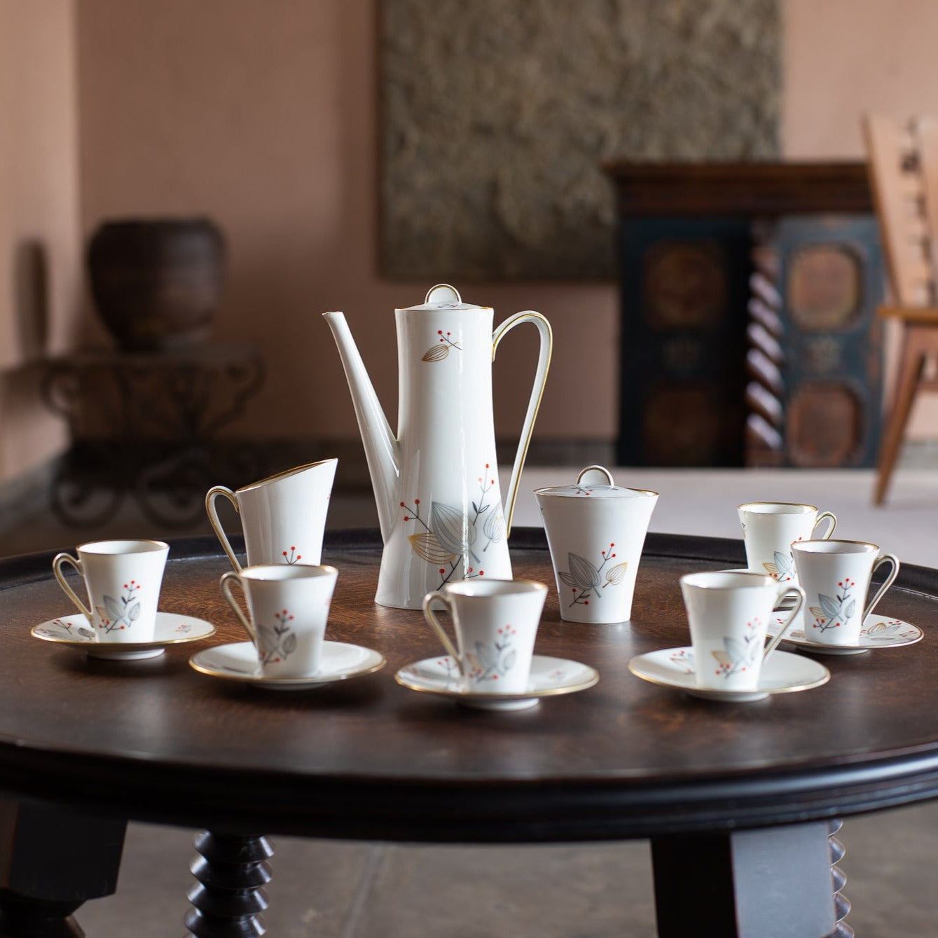 ドイツの名窯Weimar Porzellanによる、c.1950sのヴィンテージ・ティーサービスセット。白磁に赤い実のモチーフと金彩が施されたティーポット、カップ＆ソーサーを含む全15点のコレクション。