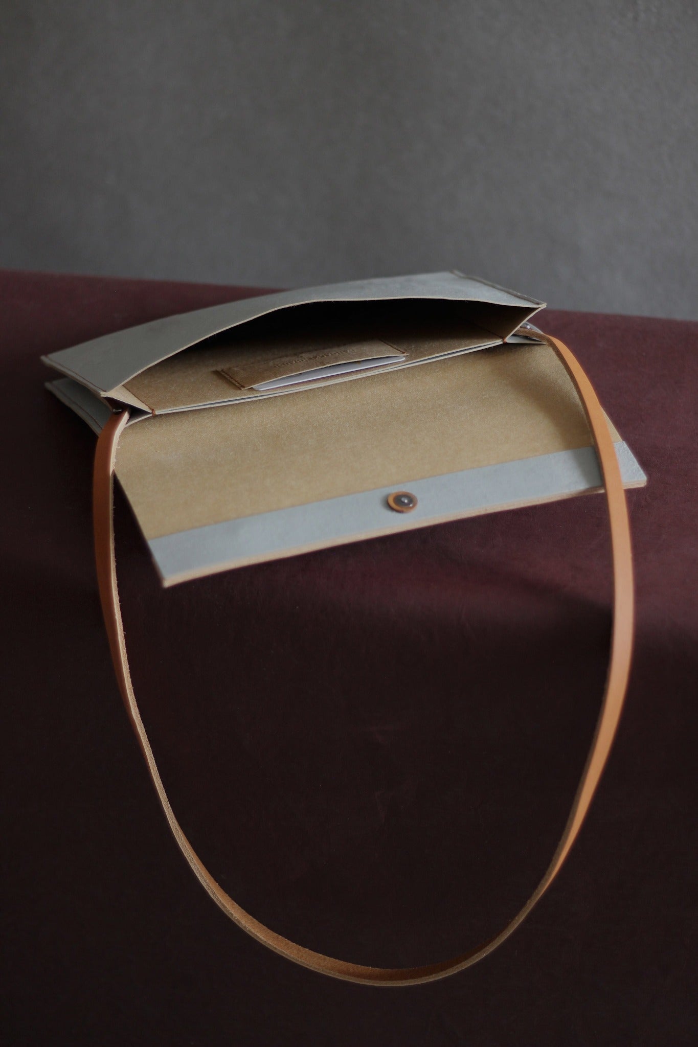 LangackerhäuslのコンクリートショルダーバッグSLING（スリング）。特殊加工紙にコンクリートを塗布した独創的な素材と、マグネット開閉のスマートな機能が調和する、オーストリア製ハンドメイドバッグ。