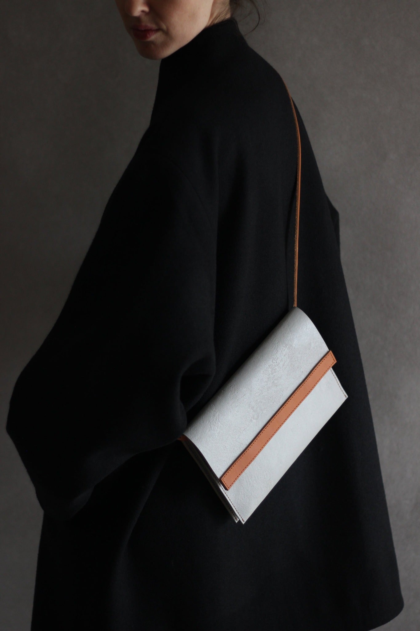 LangackerhäuslのコンクリートショルダーバッグSLING（スリング）。特殊加工紙にコンクリートを塗布した独創的な素材と、マグネット開閉のスマートな機能が調和する、オーストリア製ハンドメイドバッグ。