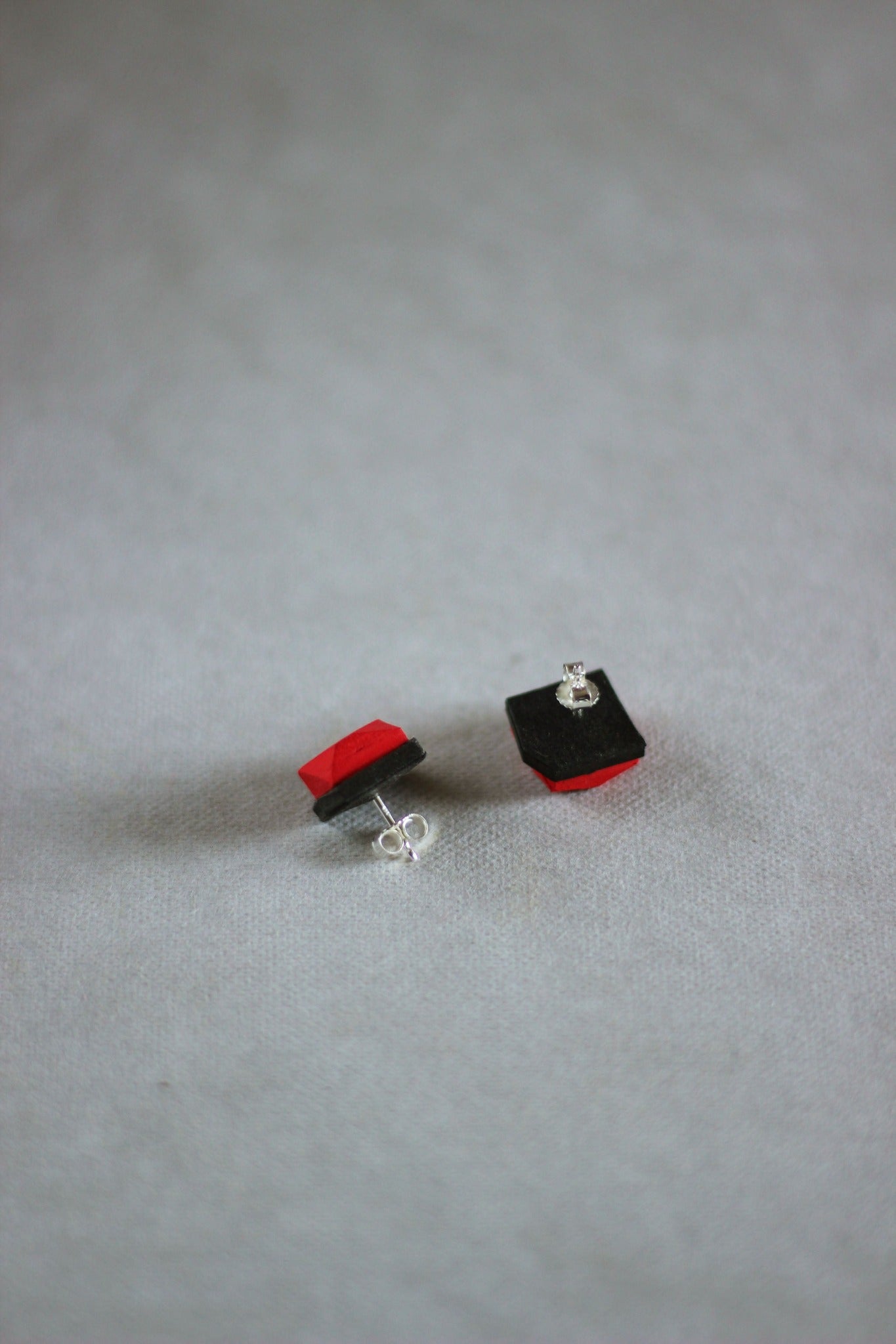 紙・ペーパージュエリー / Kristl tiny button earrings イヤリング