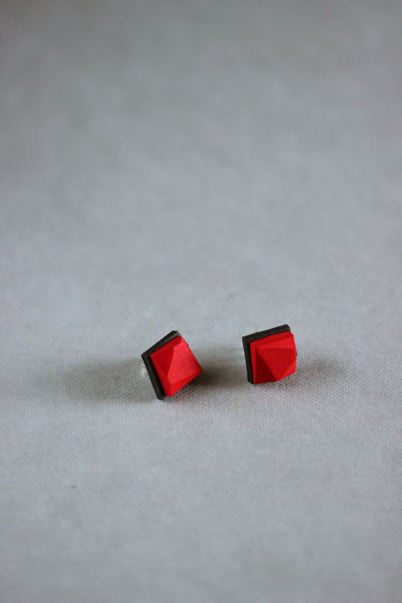 紙・ペーパージュエリー / Kristl tiny button earrings イヤリング